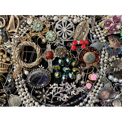 475A - Collection of Quality Costume Jewellery, comprising pearls, beads, brooches, bangles, bracelets, cha... 