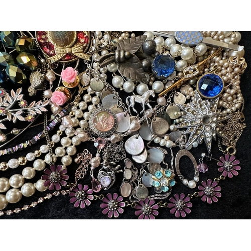 475A - Collection of Quality Costume Jewellery, comprising pearls, beads, brooches, bangles, bracelets, cha... 