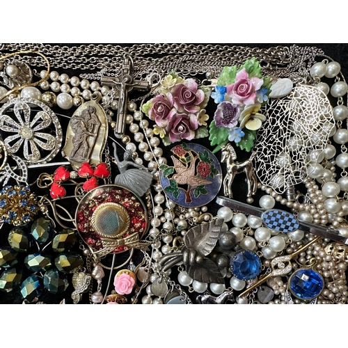 475A - Collection of Quality Costume Jewellery, comprising pearls, beads, brooches, bangles, bracelets, cha... 