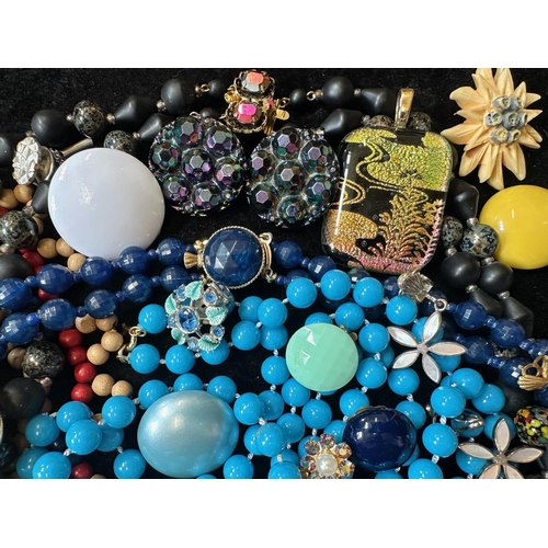 476 - Collection of Costume Jewellery, comprising beads, earrings,  necklaces, brooches, bracelets, beads,... 