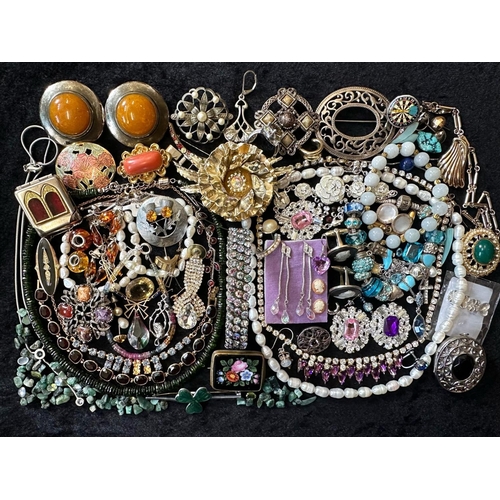 477 - Collection of Vintge Costume Jewellery, comprising beads, earrings,  necklaces, brooches, bracelets,... 