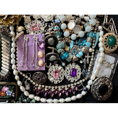 477 - Collection of Vintge Costume Jewellery, comprising beads, earrings,  necklaces, brooches, bracelets,... 