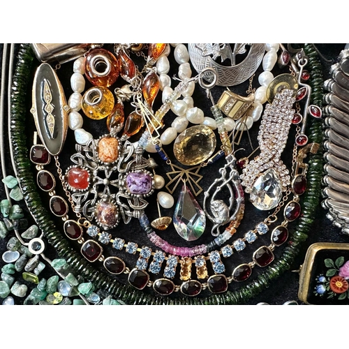 477 - Collection of Vintge Costume Jewellery, comprising beads, earrings,  necklaces, brooches, bracelets,... 