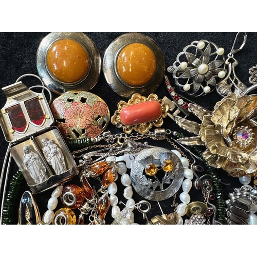 477 - Collection of Vintge Costume Jewellery, comprising beads, earrings,  necklaces, brooches, bracelets,... 