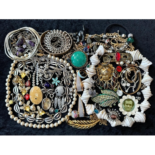 478 - Collection of Vintage Costume Jewellery, comprising beads, earrings,  necklaces, brooches, bracelets... 