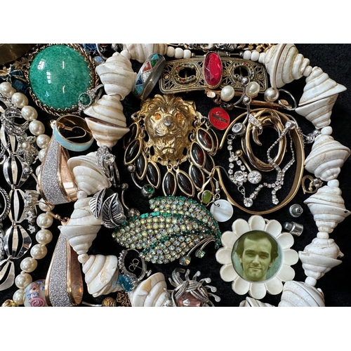 478 - Collection of Vintage Costume Jewellery, comprising beads, earrings,  necklaces, brooches, bracelets... 