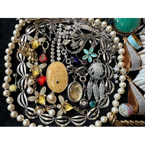 478 - Collection of Vintage Costume Jewellery, comprising beads, earrings,  necklaces, brooches, bracelets... 