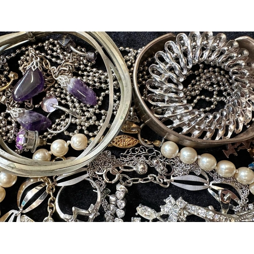 478 - Collection of Vintage Costume Jewellery, comprising beads, earrings,  necklaces, brooches, bracelets... 