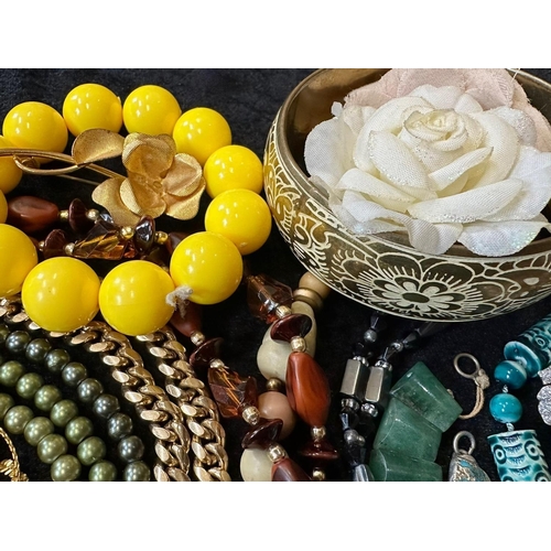 479 - Collection of Costume Jewellery, comprising beads, bangles, crystal necklaces, brooches, bracelets, ... 