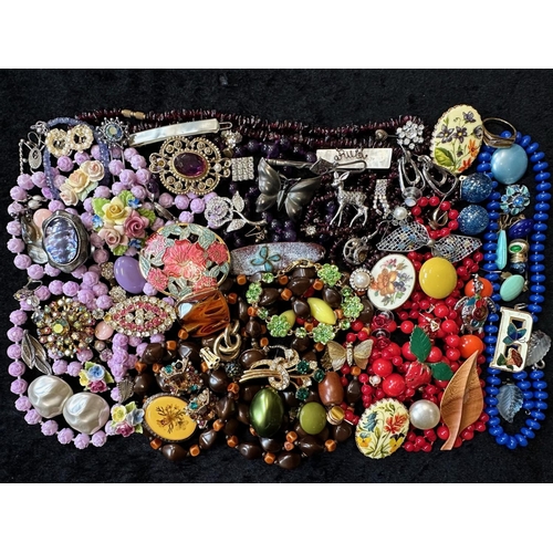 480 - Collection of Costume Jewellery, comprising beads, earrings,  necklaces, brooches, bracelets, beads,... 