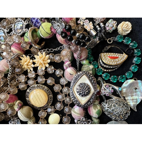 481 - Collection of Costume Jewellery, comprising beads, earrings, crystal necklaces, brooches, bracelets,... 