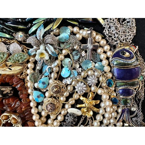 482 - A Collection of Vintage Costume Jewellery to include necklaces, pearls, brooches, gold tone necklace... 