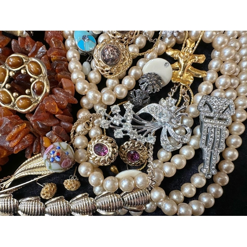 482 - A Collection of Vintage Costume Jewellery to include necklaces, pearls, brooches, gold tone necklace... 