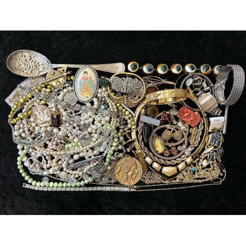 486 - Box of Quality Costume Jewellery, comprising pearls, beads, chains, brooches, pendants, bracelets, b... 