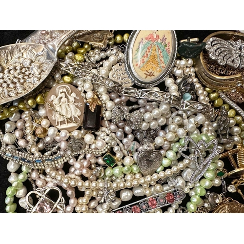 486 - Box of Quality Costume Jewellery, comprising pearls, beads, chains, brooches, pendants, bracelets, b... 