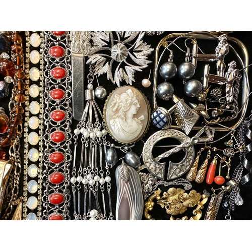 487 - Box of Quality Costume Jewellery, comprising chains, brooches, pendants, bracelets, bangles, beads, ... 