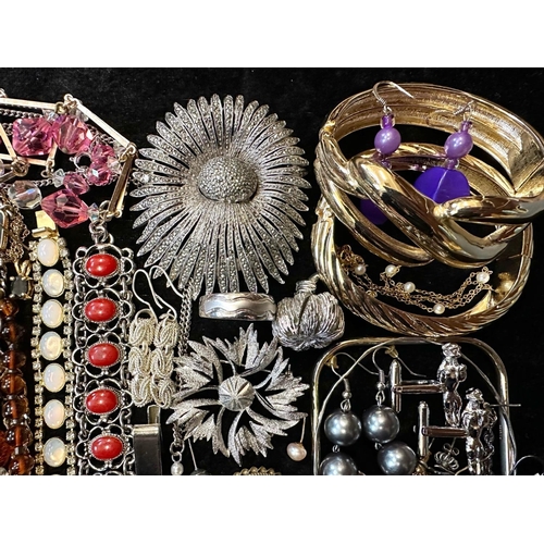 487 - Box of Quality Costume Jewellery, comprising chains, brooches, pendants, bracelets, bangles, beads, ... 