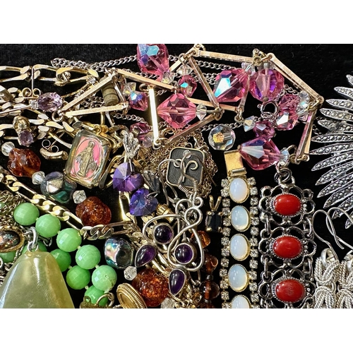 487 - Box of Quality Costume Jewellery, comprising chains, brooches, pendants, bracelets, bangles, beads, ... 