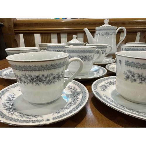 644 - Hadleigh Tea Set, comprising teapot, lidded sugar bowl, sixteen cups and sixteen saucers.