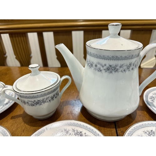 644 - Hadleigh Tea Set, comprising teapot, lidded sugar bowl, sixteen cups and sixteen saucers.