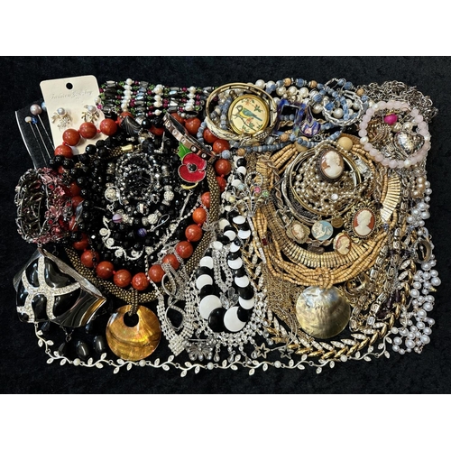 407 - A Collection of Vintage Costume Jewellery to include necklaces, pearls, brooches, gold tone necklace... 