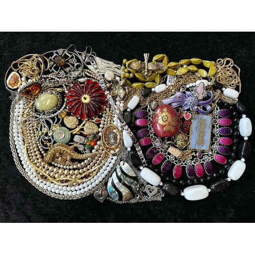 413 - A Collection of Vintage Costume Jewellery to include necklaces, pearls, brooches, gold tone necklace... 