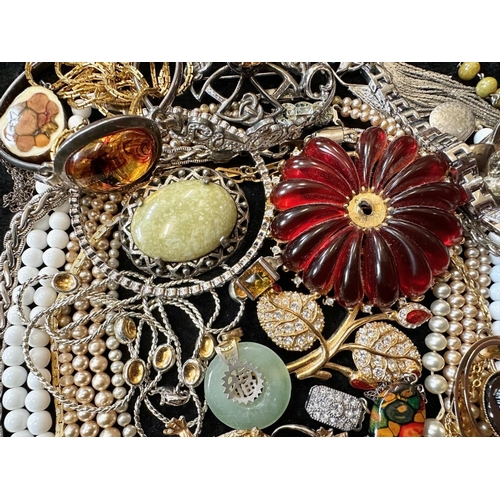 413 - A Collection of Vintage Costume Jewellery to include necklaces, pearls, brooches, gold tone necklace... 