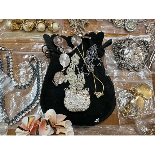 465 - Box of Quality Costume Jewellery, comprising chains, beads, brooches, pendants, bracelets, bangles, ... 