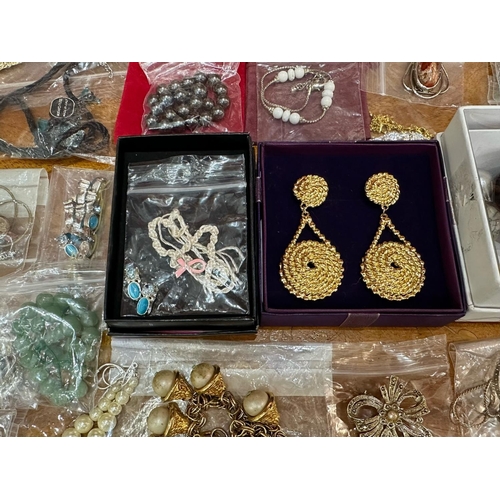 465 - Box of Quality Costume Jewellery, comprising chains, beads, brooches, pendants, bracelets, bangles, ... 