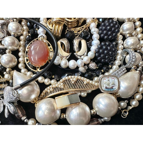 373 - A Collection of Vintage Costume Jewellery to include necklaces, pearls, brooches, gold tone necklace... 