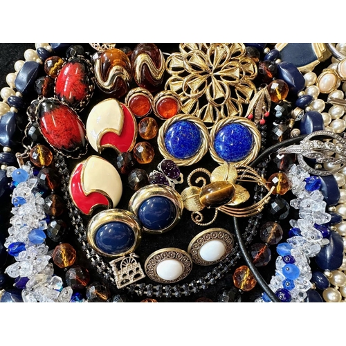 373 - A Collection of Vintage Costume Jewellery to include necklaces, pearls, brooches, gold tone necklace... 