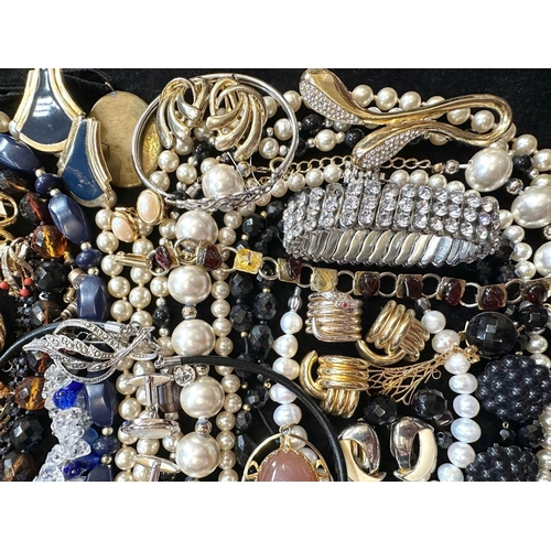 373 - A Collection of Vintage Costume Jewellery to include necklaces, pearls, brooches, gold tone necklace... 