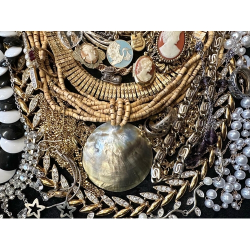 407 - A Collection of Vintage Costume Jewellery to include necklaces, pearls, brooches, gold tone necklace... 