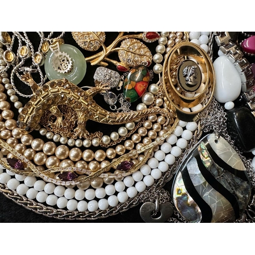 413 - A Collection of Vintage Costume Jewellery to include necklaces, pearls, brooches, gold tone necklace... 