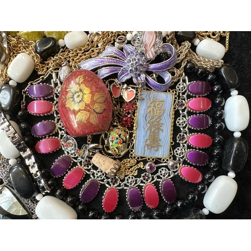 413 - A Collection of Vintage Costume Jewellery to include necklaces, pearls, brooches, gold tone necklace... 