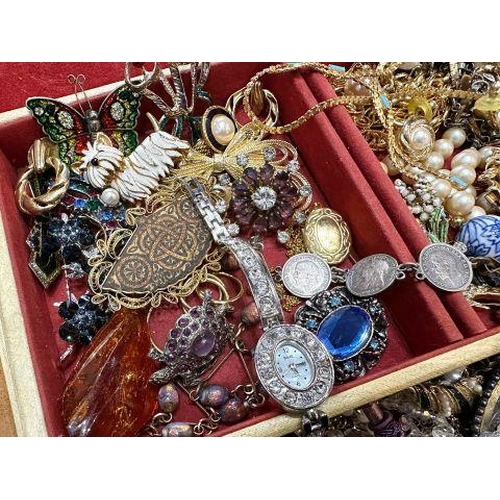 318 - Box of Quality Vintage Costume Jewellery, including brooches, chains, rings, pendants, pearls, locke... 