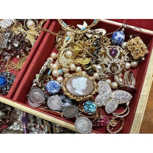 318 - Box of Quality Vintage Costume Jewellery, including brooches, chains, rings, pendants, pearls, locke... 