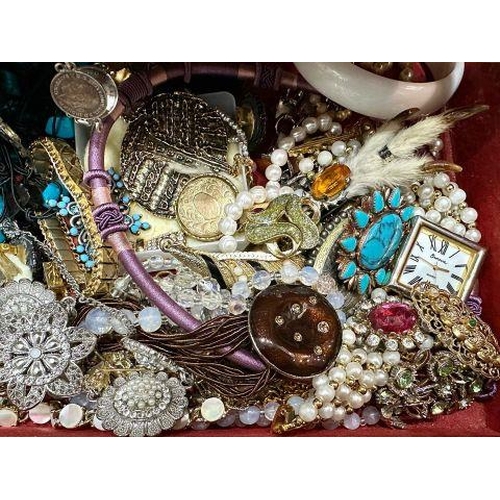 318 - Box of Quality Vintage Costume Jewellery, including brooches, chains, rings, pendants, pearls, locke... 