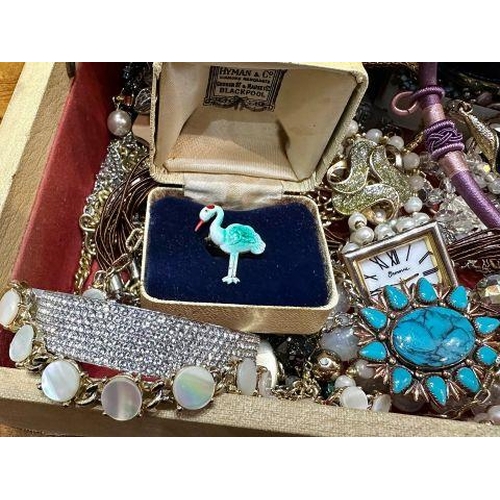 318 - Box of Quality Vintage Costume Jewellery, including brooches, chains, rings, pendants, pearls, locke... 