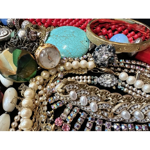 381 - Collection of Quality Costume Jewellery, including pearls, necklaces, chains, bracelets, pendants, b... 