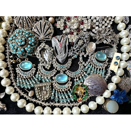 382 - Collection of Quality Costume Jewellery, including pearls, necklaces, chains, bracelets, pendants, b... 