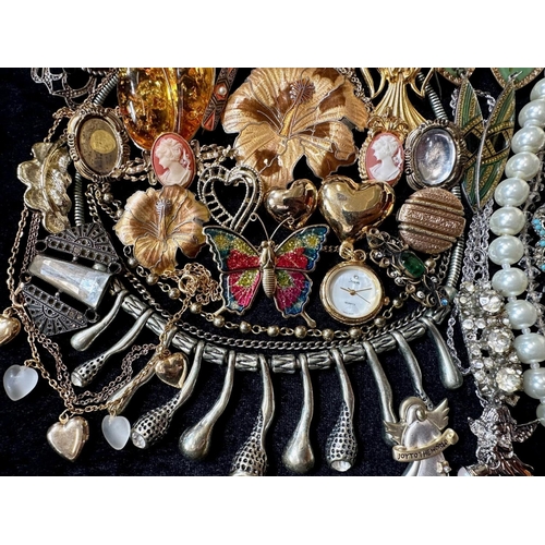 382 - Collection of Quality Costume Jewellery, including pearls, necklaces, chains, bracelets, pendants, b... 