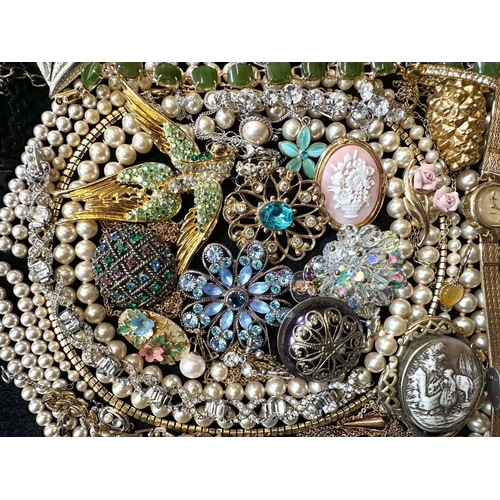 383 - Collection of Quality Costume Jewellery, including pearls, necklaces, chains, bracelets, pendants, b... 