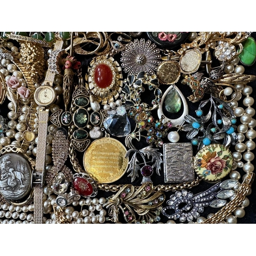 383 - Collection of Quality Costume Jewellery, including pearls, necklaces, chains, bracelets, pendants, b... 