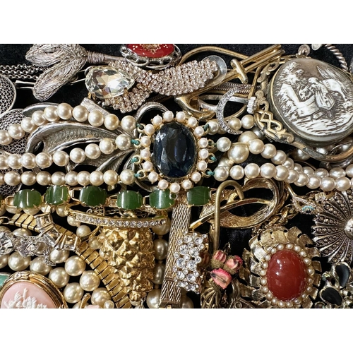 383 - Collection of Quality Costume Jewellery, including pearls, necklaces, chains, bracelets, pendants, b... 