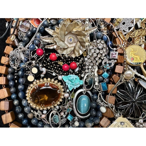 384 - Collection of Quality Costume Jewellery, including pearls, necklaces, chains, bracelets, pendants, b... 