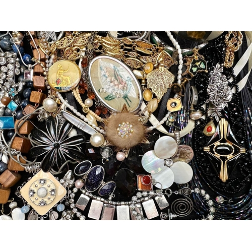 384 - Collection of Quality Costume Jewellery, including pearls, necklaces, chains, bracelets, pendants, b... 