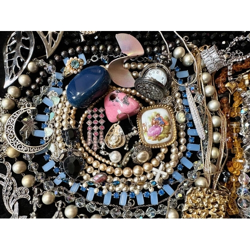 389 - A Collection of Vintage Costume Jewellery to include beads, rings, necklaces, rings, bracelets etc