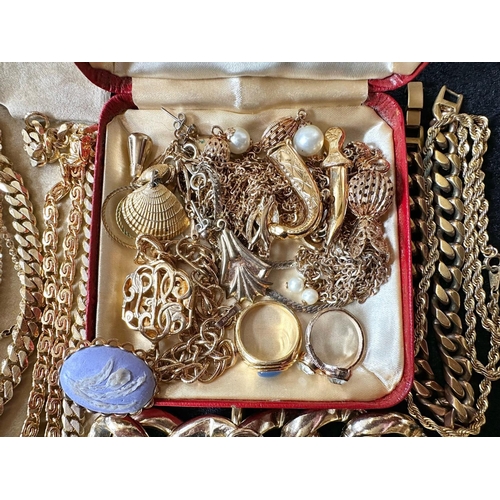 397 - Box of Quality Costume Jewellery, comprising a quantity of various chains, pendants, earrings, brace... 