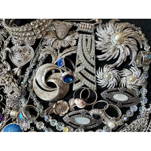 402 - Box of Quality Vintage Costume Jewellery, including chains, pendants, bracelets, bangles, brooches, ... 